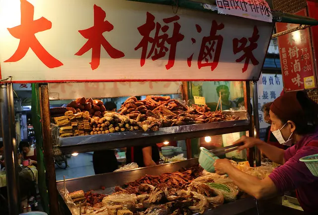 高雄 新興。大木櫥滷味，高雄超人氣排隊美食 x 六合路尚義街口