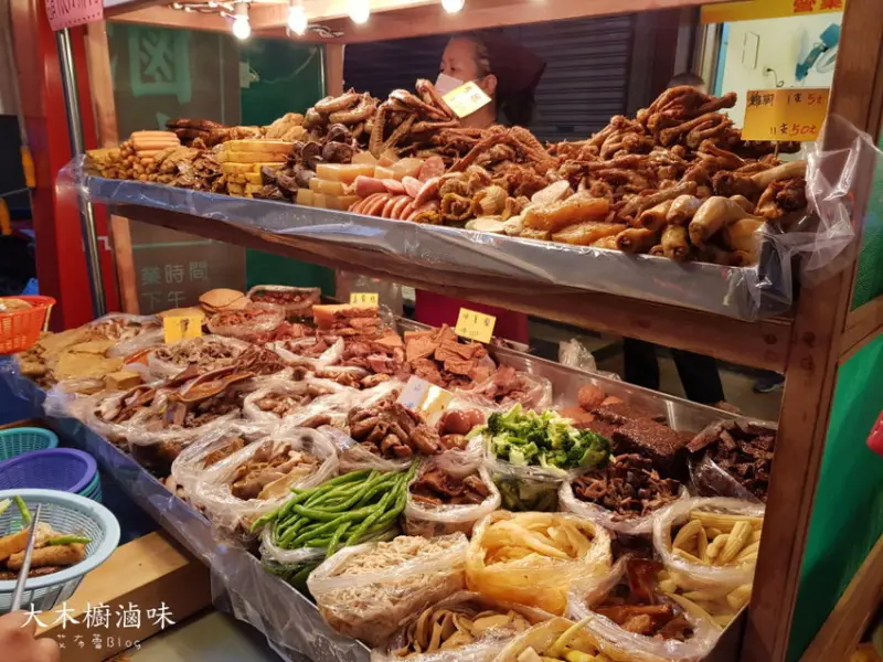 《高雄美食》大木櫥滷味（新址）❤超人氣滷味攤！騎樓下的排隊美食~