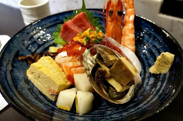 高雄【Zoe Sushi Bar】壽司吧!超滿足，ZOE特上海鮮蓋飯，最後調酒完收尾              