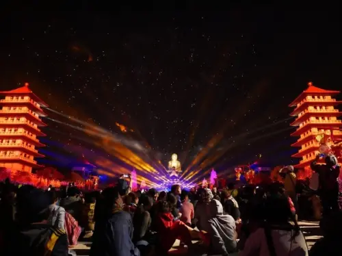 佛光山-高雄旅遊景點推薦２０１９  誰說大樹區沒有地方可以玩  壯觀又金碧輝煌的佛室以及耀眼繽紛的煙火秀  沒有半天玩不完