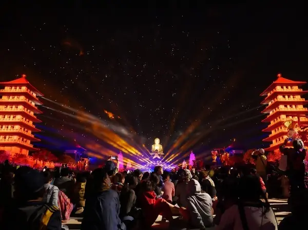 佛光山-高雄旅遊景點推薦２０１９  誰說大樹區沒有地方可以玩  壯觀又金碧輝煌的佛室以及耀眼繽紛的煙火秀  沒有半天玩不完