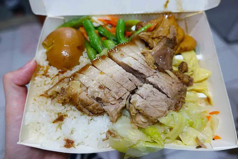 (胖樺食記)台北市文山區平價美食「林家豬腳」/腿庫便當鹹香不膩/捷運景美站/景華街好吃高CP值腿庫飯/滷肉飯