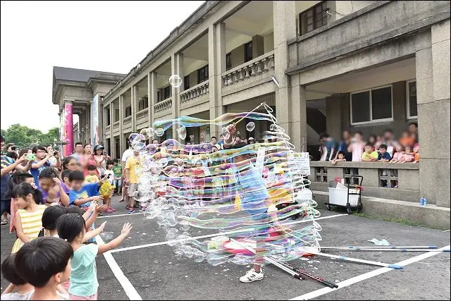 《捷運板南線/板橋站》板橋435藝文特區/台灣玩具博物館/新月橋~2015新北市兒童藝術節(7/25~8/30)．讓小朋友陷入瘋狂的泡泡奇蹟！