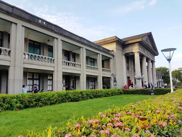 【新北旅遊】台北沙坑草皮免費親子景點《板橋435藝文特區》台灣玩具博物館/新月橋