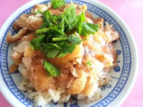 【宜蘭美食】隱藏版銅板美食，無名油飯＆飛虎魚丸湯，早上9點半賣光光！＠皮蛋│新手人妻