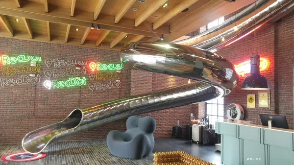 【台中住宿】有溜滑梯的文創旅館--紅點文旅@台中中區