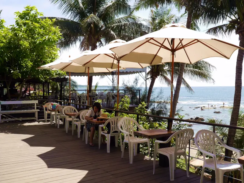 【卑南鄉。小魚兒咖啡館】杉原海灘坐擁無敵海景 享受聆聽沖擊的海浪聲~讓人一坐就想賴著不走的海景餐廳♥♥適合親子同遊