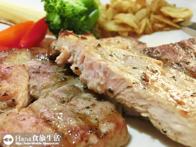 
【新北三重】TNT美式炭烤牛排 三重店 | 豬排嫩而多汁 牛排稍嫌多筋 薯條粗而實在 
