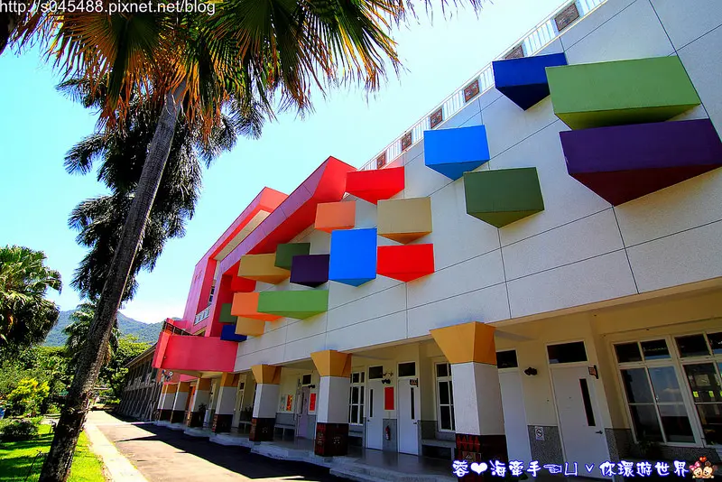 【屏東▍親子景點】北葉國小♥超萌的彩色屋，巨人版~五彩繽紛的大型糖果積木