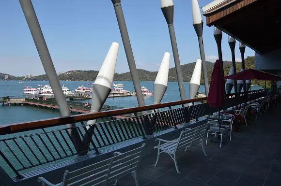 彷彿航行湖面的巨型遊艇，引領旅人飽覽日月潭美景~~一壺山水景觀人文茶坊