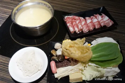 【台中東海】咕嚕咕嚕－餐廳氣氛佳，鍋物不貴，壽喜燒可任選兩種肉！