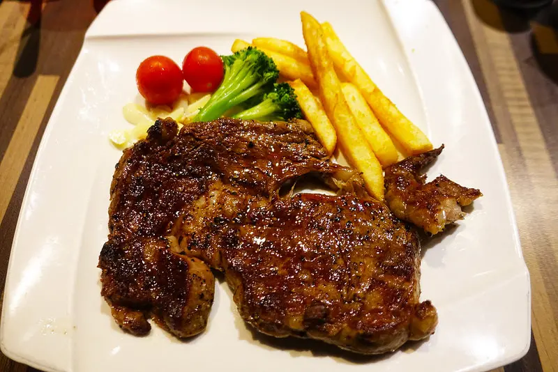 (胖樺食記)捷運景美站推薦美食「TNT美式碳烤牛排」/高CP值平價牛排/可樂暢飲/不限時/完整菜單/安格斯黑牛肋眼/雙拼