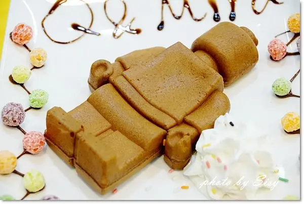 BRICK WORKS 樂高積木親子餐廳 小巨蛋店~超吸睛的樂高人偶造型鬆餅~食尚玩家介紹