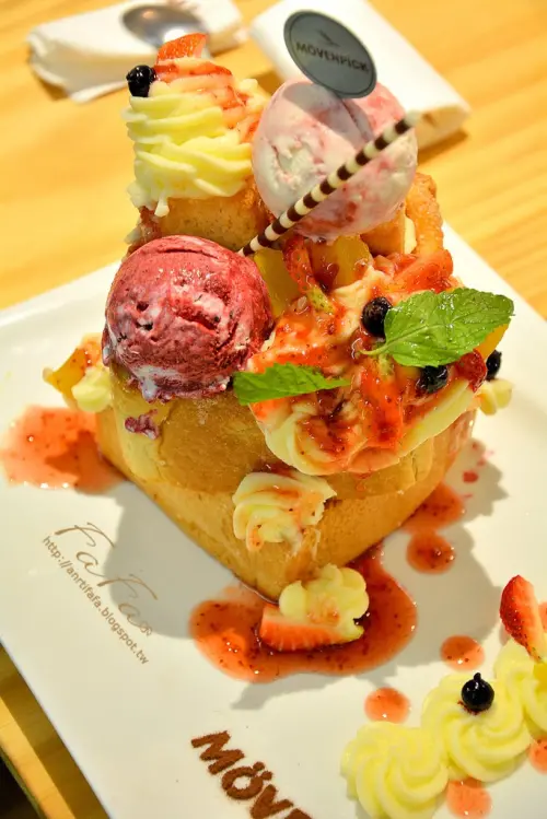 
[食記] 莫凡彼咖啡館 MÖVENPICK Café。 繽紛美味雙倍冰淇淋糖心吐司
