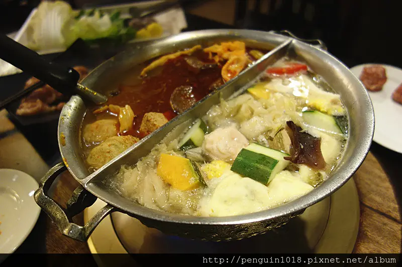 【台中】鼎王麻辣鍋(台中公益店)；麻辣鍋中的龍頭，鴨血好好吃！服務質感超好~