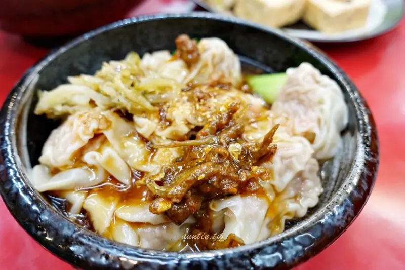 【新北】陳新抄手 大顆飽滿鮮蝦餛飩 必加小魚乾辣椒 - 水晶安蹄 不務正業過生活