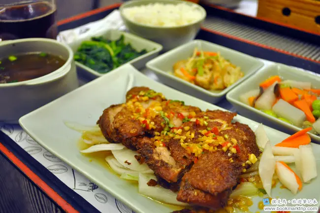 風尚人文咖啡館(員林店)：泰式椒麻雞腿餐