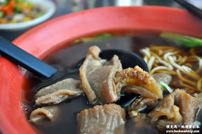 彭家屯牛肉麵館：清燉湯頭半筋半肉牛肉麵