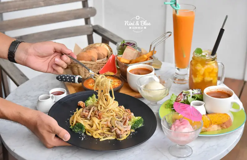 莎莎莉朵 Sausalito CAFE |台中早午餐、冰淇淋，點正餐紅茶、黑糖牛奶無限暢飲。台中美術館綠園道商圈 Nini and Blue 玩樂食記