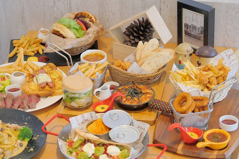 台中_莎莎莉朵SAUSALITO： 網友好評推薦鑄鐵鍋 法式吐司烤牛排早午餐必點！紅茶黑糖鮮奶無限暢飲