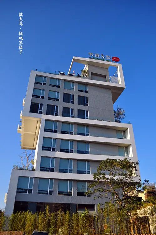 嘉義市區出現巨型的堆疊茶箱？以茶為主題的旅宿桃城茶樣子