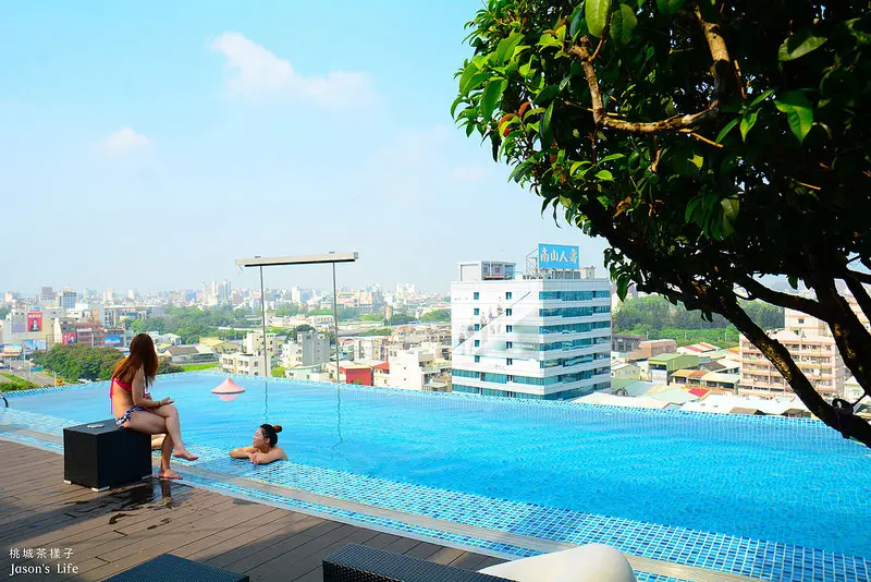 【嘉義東區｜住宿】無邊際泳池，晚上空中酒吧，還可在泳池邊大螢幕看轉播。承億文旅桃城茶樣子