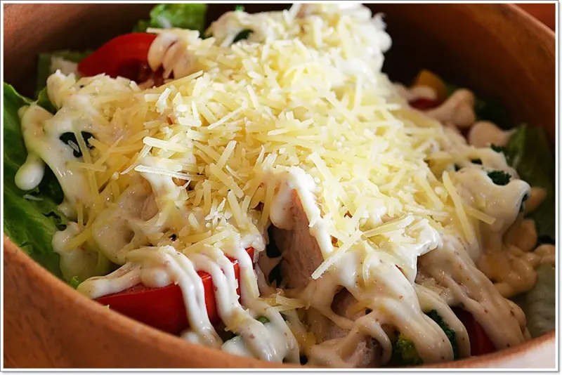 台中美食。西區。公益路商圈。La bell cafe來杯咖啡。平價早午餐、下午茶，推木碗沙拉豪好吃!