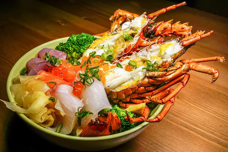 串鳥午間新丼飯, 活跳跳超美味『整隻』台灣龍蝦作的龍蝦丼不可錯過!! 忠孝復興丼飯