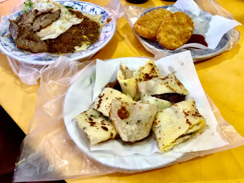 [台北士林] 滿佳香漢堡店 / 平價好吃的早餐店 / 鐵板麵加肉排必點 / 嚇死人誇張的排隊人潮