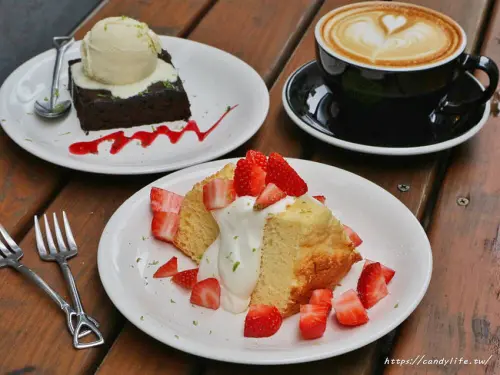 HAUSINC CAFE│台中工業風咖啡，平假日都滿座，提供插座，不限時間，甜點咖啡都不錯，激推戚風蛋糕～