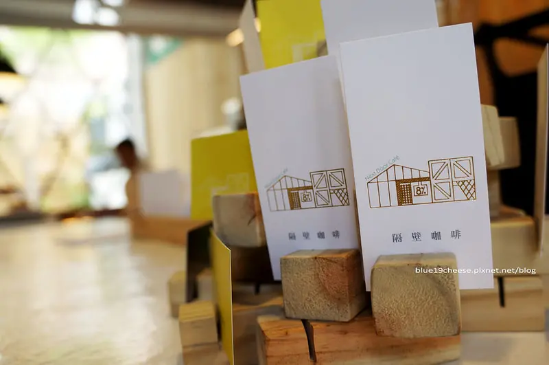 【台中西區午茶早午餐推薦】隔壁咖啡NEXT DOOR CAFE - 超適合外拍的咖啡館.挑高舒適空間.裝潢有特色.餐點還不錯.8/1開幕