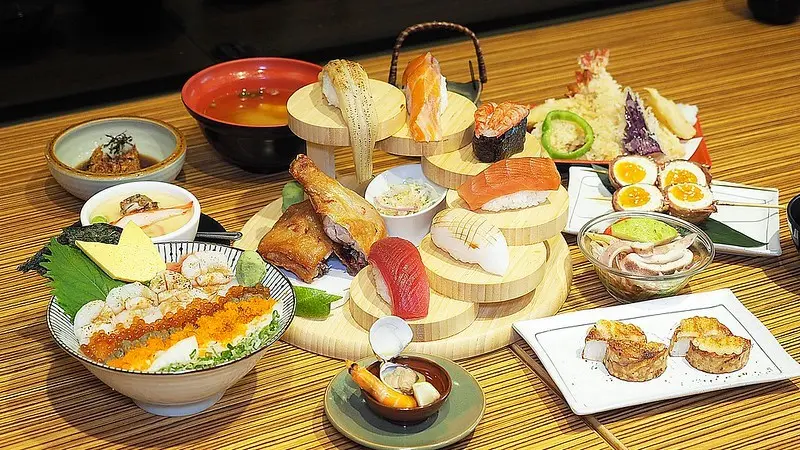 【高雄│三民】助壽司丼明誠旗艦店│超大壽司配炸雞腿！高雄生魚片丼飯高CP值推薦（附完整菜單價位）