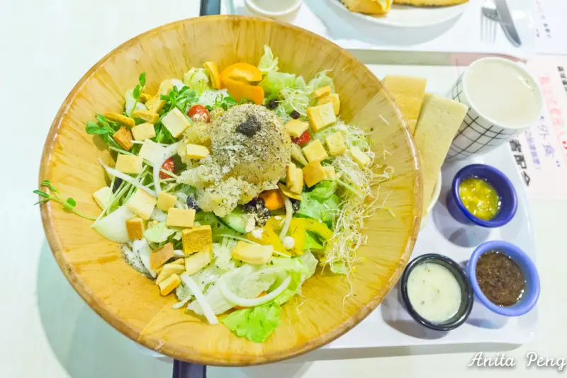 【吃喝．台北】華山市場內丘比Cube Brunch手作吐司～絕對高CP值的帕尼尼及臉盆大的木盆沙拉