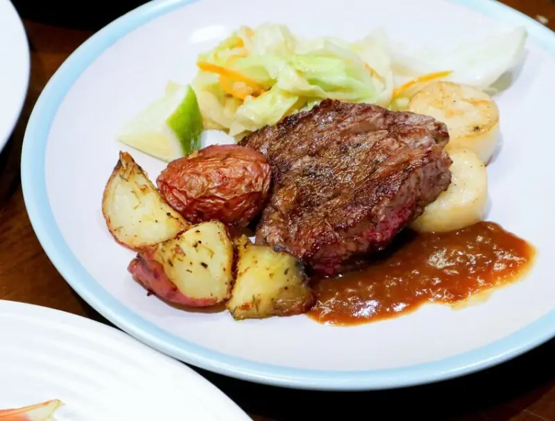 芙洛麗食譜自助百匯。火焰櫻桃鴨、日式舒芙蕾、DIY澳洲和牛湯，新竹吃到飽2021生日優惠