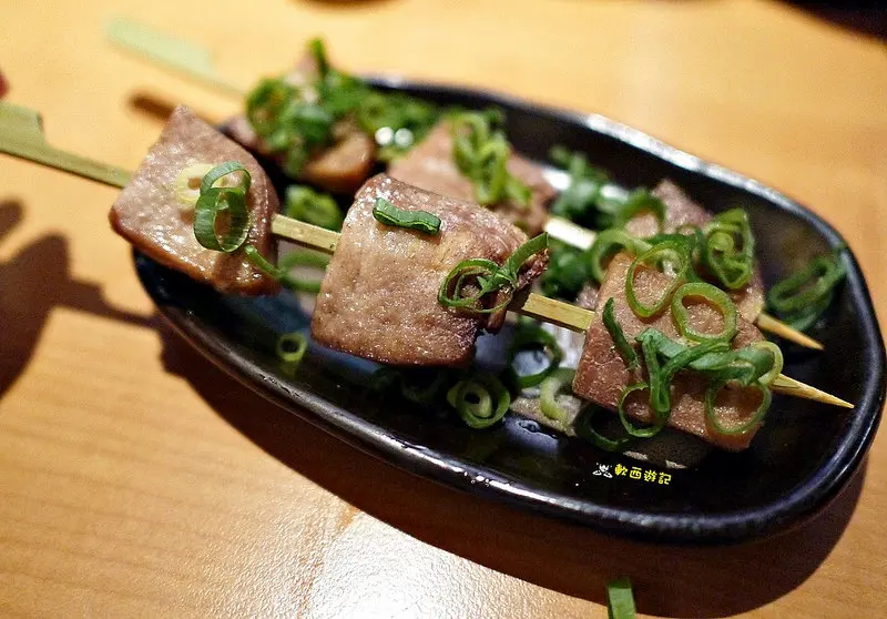 [食記]台北中山國中站 柚居酒屋 台北中山居酒屋 日式餐廳/日本餐廳 溫馨小店 串燒/宵夜/炭烤/炸物/烤飯糰 每日新鮮船釣海鮮 台北大學附近餐廳/台北大學周遭餐廳 招牌牛舌/泡菜培根捲