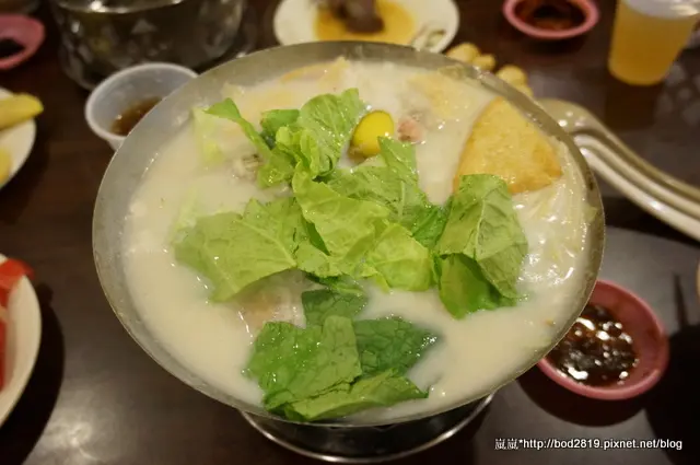 【新北板橋】8鍋小火鍋(莒光分店)－鍋類選擇多樣，牛奶鍋、南瓜鍋都150有找喔！