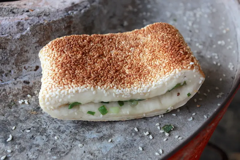 吃。高雄|左營區|果貿社區附近。胡天蘭美食家推薦，眷村傳統美食，充滿芝麻香氣の燒餅「北方炭烤燒餅」。