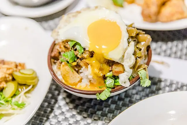 【桃園美食】無敵家美食宵夜場-邪惡蛋包當歸魯肉飯、乾蚵粥、炸豬肝、紅燒肉、炸剝皮辣椒皮蛋、