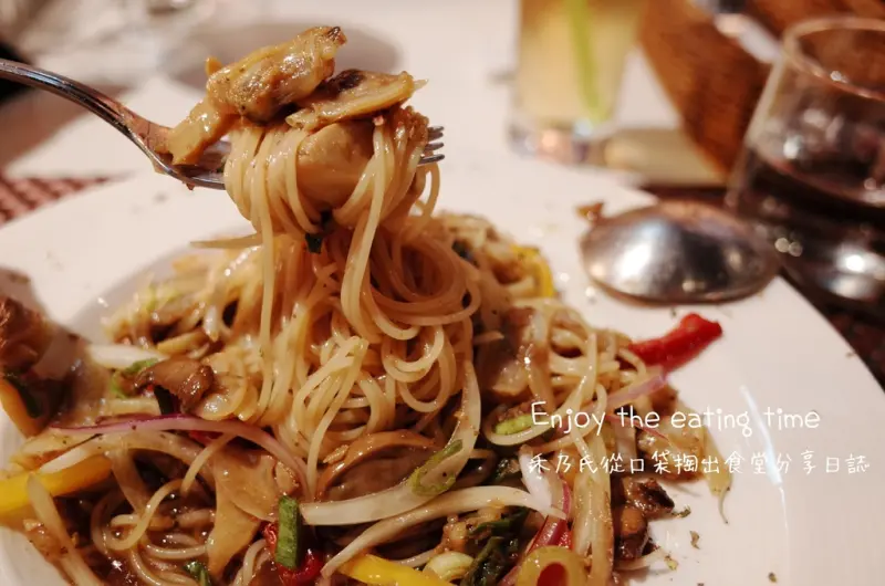 【關於美食（中壢ZHONGLI－美食無敵家WD）】Enjoy the eating time禾乃氏從口袋掏出食堂分享日誌－享受著現場駐唱音樂搭配異國美食風味