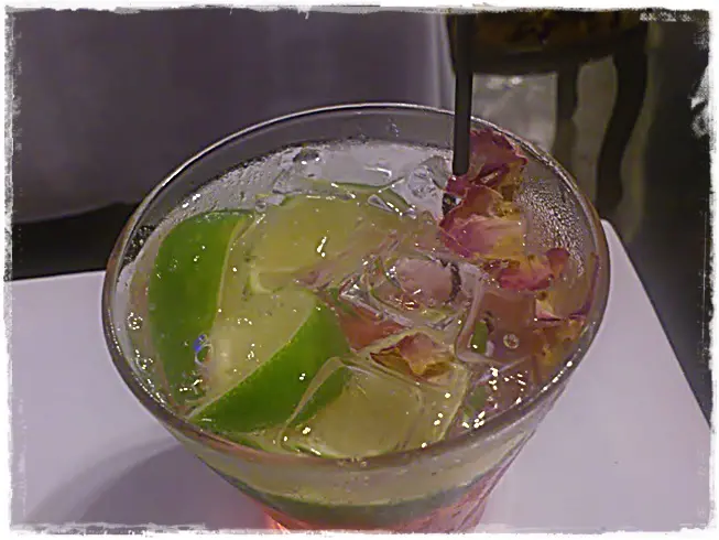 『Deja Vu 互動式音樂魔幻餐廳』一家充滿異國氣氛的DEJA VU 除了品嚐菜餚 還可現場聽音樂 看魔術 實在多重享受