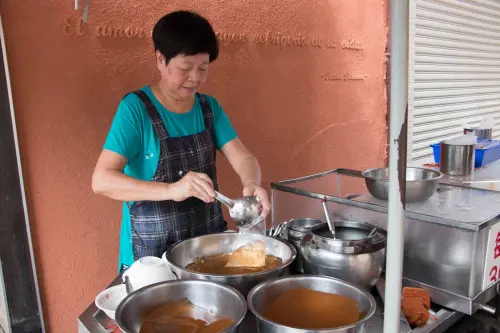 【台南│無名愛玉冰】晨起的涼意，立吞最在地，宮後街口早鳥限定愛玉冰！
