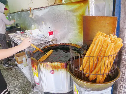 【萬華早餐】原西園橋下燒餅油條，燒餅加蛋外酥內嫩，熱騰騰現點現做，要有排隊的心理準備！(近捷運龍山寺站)