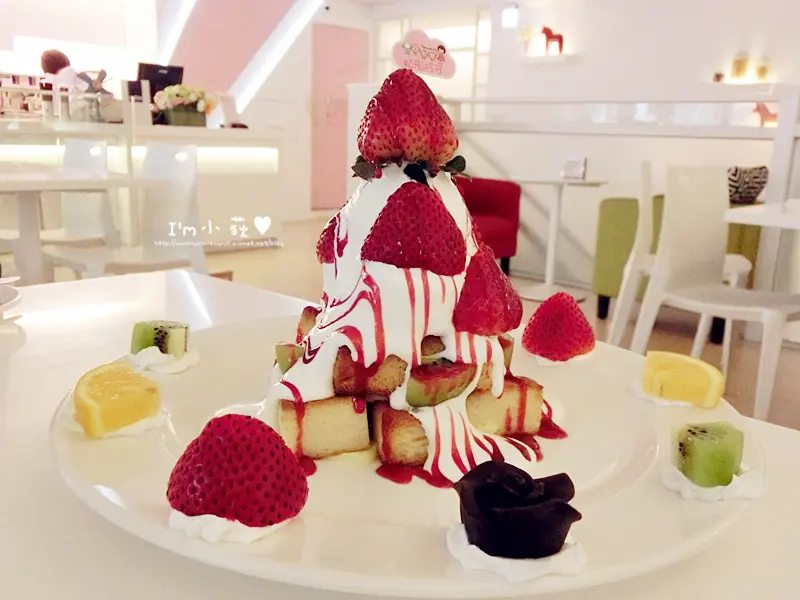 妃彤巧可咖啡館。環境夢幻少女系裝潢，女孩們一定會愛的一家咖啡廳!下午茶金典蜜糖晶磚一定要嚐嚐!