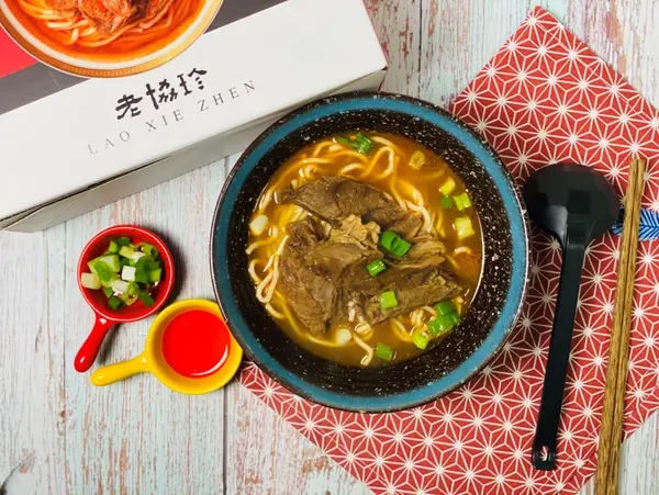 【宅配美食】老協珍牛肉麵 x 原汁原味的道地川味，濃郁湯頭暖上心頭、塊塊帶筋帶肉的牛肉，黃金比例超級滿意!!!║ 牛肉麵推薦、宅配美食推薦
