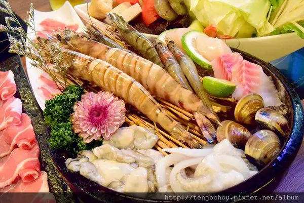 花花，甲飽沒【台北食記】秋豆溢 高cp值日式鍋物 巴掌大明蝦海陸套餐 松菸火鍋餐廳美食推薦