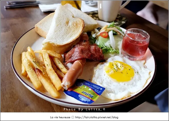 《板橋♥食記》LEON洋食。融合復古、文青氛圍的紅磚房，日式煎鬆餅、咖哩洋食，又一板橋早午餐新發售！