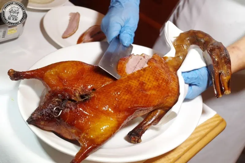 [烤鴨．月餅]第一次吃威士忌醬烤鴨三吃就上手．限量手工月餅提早購買有優惠喔！台北西華飯店 x 怡園中餐廳