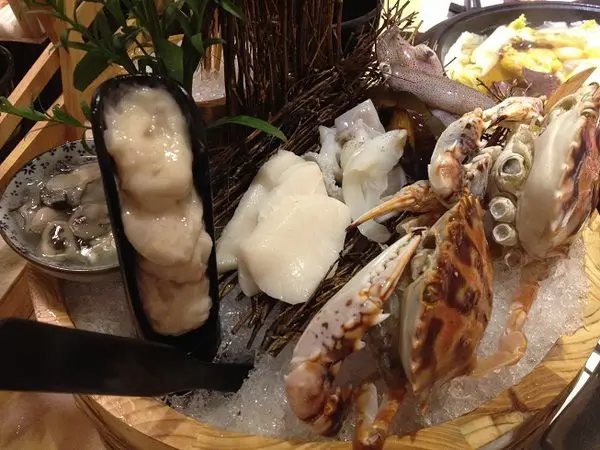 花花，甲飽沒【台北食記】桐 精緻石頭火鍋吃到飽-狂吃海鮮太過癮啦！