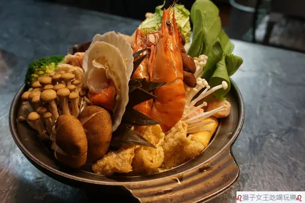 (新竹●東區)東街日本料理-民生店~季節限定~昆布鮮菇鍋~$329超值雙人海鮮火鍋~週邊綠園道公園停車場停車超方便~年菜預購中