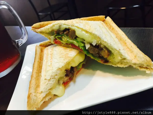 {板橋❤早餐}花嘿噴會牽絲的起司豬柳吐司平價銅板早餐